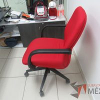 Lote 037 - Silla operativa con ruedas, descansa brazos, asiento y respaldo en tela color rojo - Imagen 3