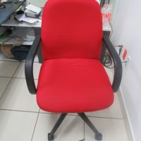 Lote 037 - Silla operativa con ruedas, descansa brazos, asiento y respaldo en tela color rojo - Imagen 4