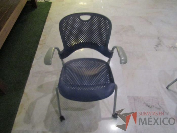 Lote 009 - Silla de visita con ruedas, asiento y respaldo en plástico color azul