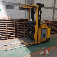 Lote 001- Montacargas Eléctrico Yale, 1,360 kg con Batería y Cargador, Modelo OS030BFN24TE095 - Imagen 2