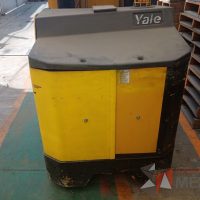 Lote 001- Montacargas Eléctrico Yale, 1,360 kg con Batería y Cargador, Modelo OS030BFN24TE095 - Imagen 5