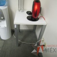 Lote 015 - Mesa de apoyo cubierta color blanco