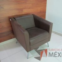 Lote 020 - Sillón de 1 plaza, tipo piel color café - Imagen 2