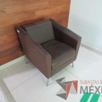 Lote 020 - Sillón de 1 plaza, tipo piel color café - Imagen 4