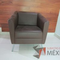 Lote 020 - Sillón de 1 plaza, tipo piel color café