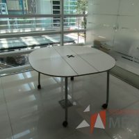 Lote 022 - Mesa de trabajo con ruedas - Imagen 3