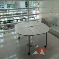 Lote 022 - Mesa de trabajo con ruedas - Imagen 7