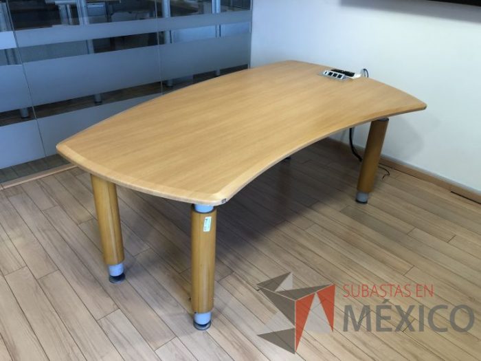 Lote 008 - Mesa de trabajo con 4 patas