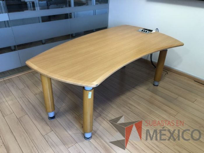 Lote 008 - Mesa de trabajo con 4 patas - Imagen 3