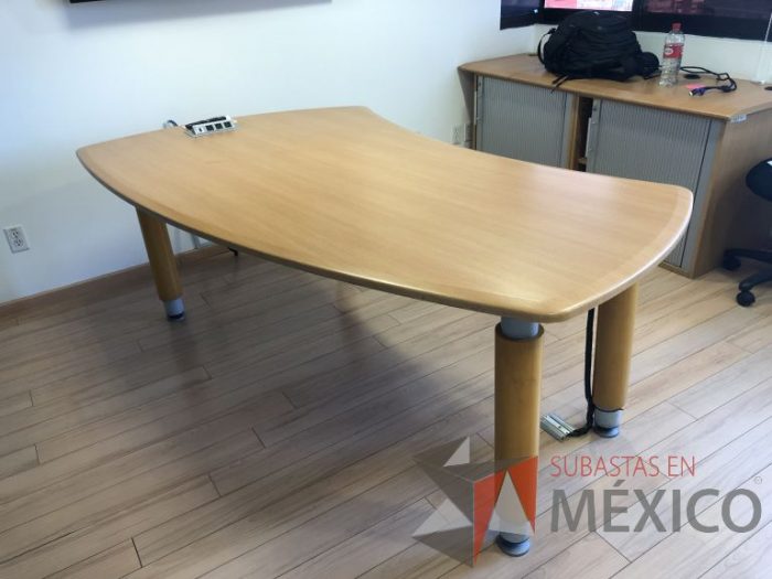 Lote 008 - Mesa de trabajo con 4 patas - Imagen 6