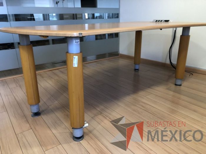 Lote 008 - Mesa de trabajo con 4 patas - Imagen 7