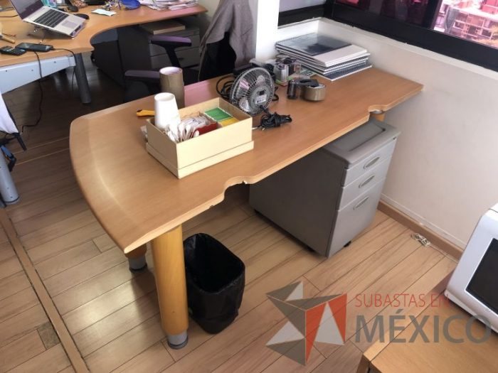 Lote 008 - Mesa de trabajo con 4 patas - Imagen 17