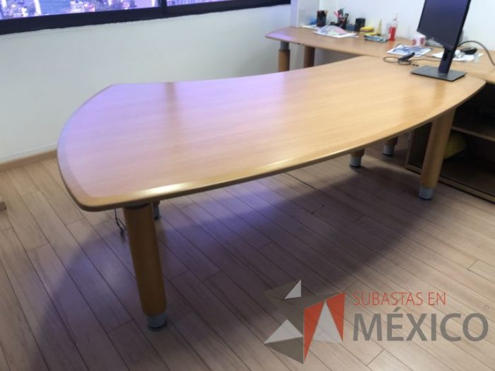 Lote 011 - Mesa de trabajo con 4 patas, cubierta color madera - Imagen 3