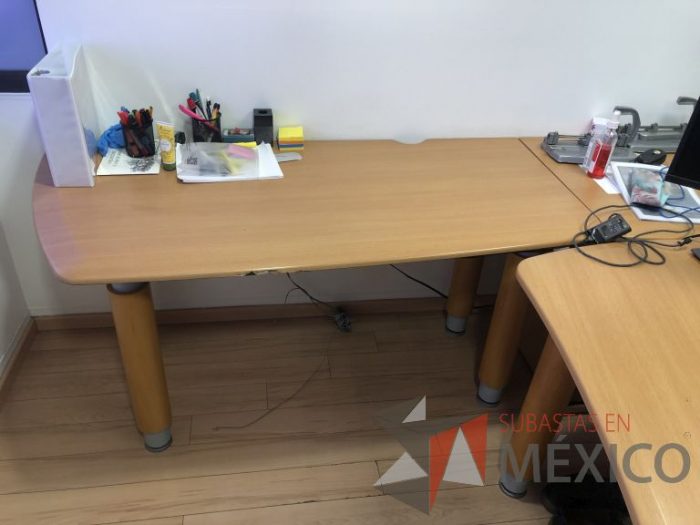 Lote 011 - Mesa de trabajo con 4 patas, cubierta color madera - Imagen 9