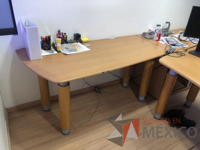 Lote 011 - Mesa de trabajo con 4 patas, cubierta color madera - Imagen 11