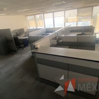 Lote 022 - Estación de trabajo para 5 personas con 8 archiveros de pedestal - Imagen 4