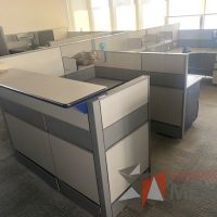 Lote 022 - Estación de trabajo para 5 personas con 8 archiveros de pedestal