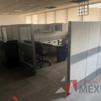 Lote 028 - Estación de trabajo gerencial para 3 personas con 3 archiveros de pedestal - Imagen 2