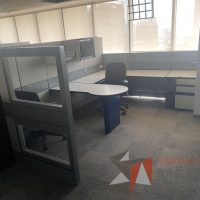 Lote 028 - Estación de trabajo gerencial para 3 personas con 3 archiveros de pedestal - Imagen 3