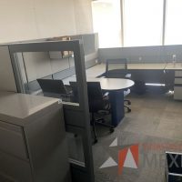 Lote 028 - Estación de trabajo gerencial para 3 personas con 3 archiveros de pedestal - Imagen 5
