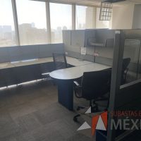 Lote 028 - Estación de trabajo gerencial para 3 personas con 3 archiveros de pedestal - Imagen 6