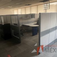 Lote 028 - Estación de trabajo gerencial para 3 personas con 3 archiveros de pedestal - Imagen 7