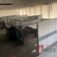 Lote 028 - Estación de trabajo gerencial para 3 personas con 3 archiveros de pedestal