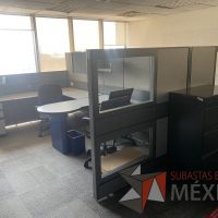 Lote 002 - Estación de trabajo gerencial para 2 personas con 2 archiveros de pedestal