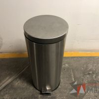 Lote 011 - Lote de 13 botes de basura