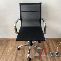 Lote 067 - Silla operativa con ruedas, descansabrazos, asiento y respaldo en malla color negro