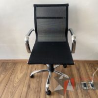Lote 067 - Silla operativa con ruedas, descansabrazos, asiento y respaldo en malla color negro - Imagen 3