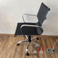 Lote 067 - Silla operativa con ruedas, descansabrazos, asiento y respaldo en malla color negro - Imagen 4