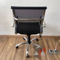Lote 067 - Silla operativa con ruedas, descansabrazos, asiento y respaldo en malla color negro - Imagen 5