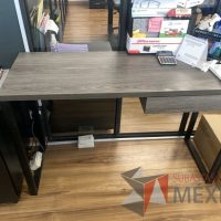 Lote 040 - Escritorio con 1 cajón, base metálica y cubierta color café