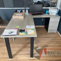 Lote 001 - Escritorio en escuadra con 1 Credenza de 2 cajones