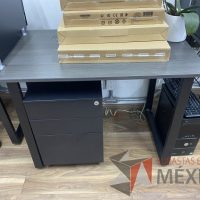 Lote 032 - Mesa de trabajo con base metálica y cubierta color café