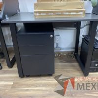 Lote 032 - Mesa de trabajo con base metálica y cubierta color café - Imagen 3