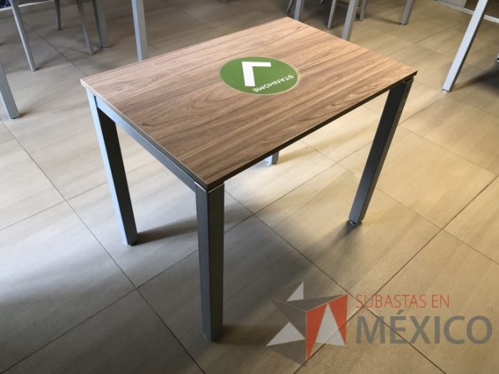 Lote 010 - Mesa de trabajo, patas metálicas y cubierta color madera - Imagen 3