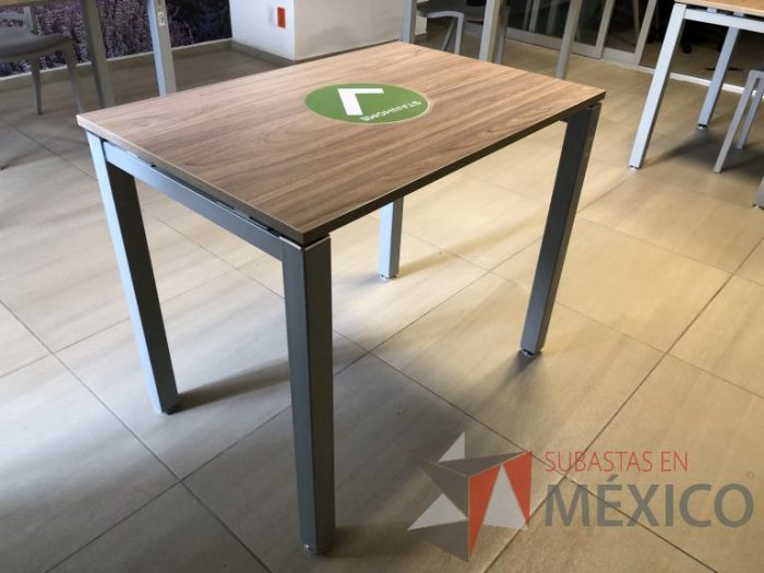 Lote 010 - Mesa de trabajo, patas metálicas y cubierta color madera - Imagen 2