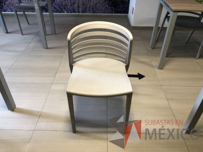 Lote 011 - Silla fija, asiento y respaldo en plástico color gris