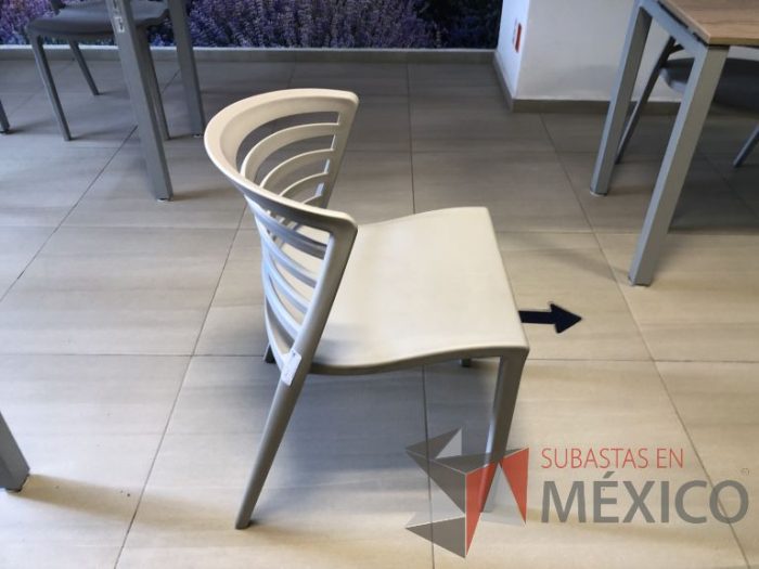 Lote 011 - Silla fija, asiento y respaldo en plástico color gris - Imagen 4