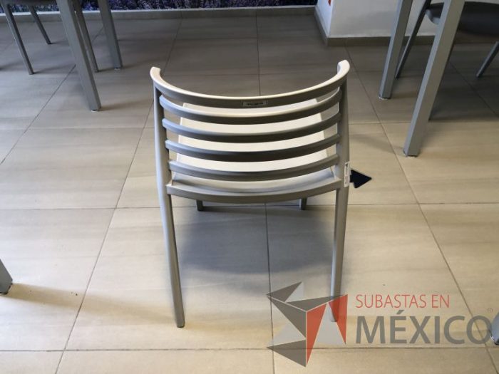 Lote 011 - Silla fija, asiento y respaldo en plástico color gris - Imagen 3