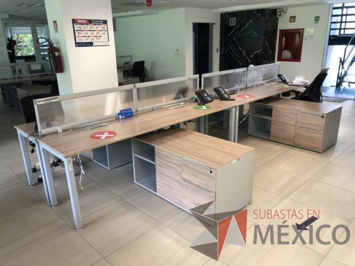 Lote 023 - Estación de trabajo para 8 personas, 4 Credenzas con 4 cajones y 2 entrepaños y división de acrílico - Imagen 11