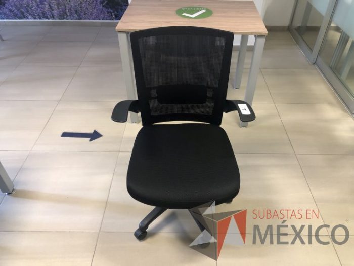 Lote 013 - Silla operativa con ruedas, descansabrazos, respaldo en malla y asiento - Imagen 5