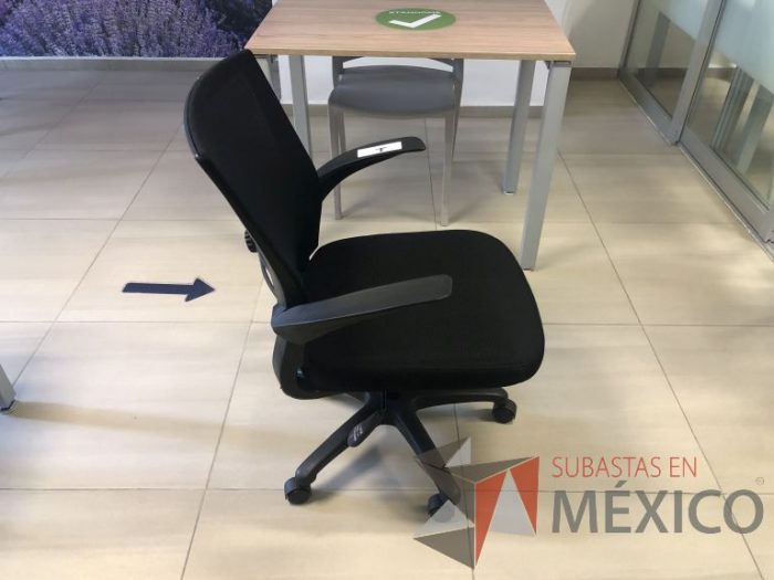 Lote 013 - Silla operativa con ruedas, descansabrazos, respaldo en malla y asiento - Imagen 4