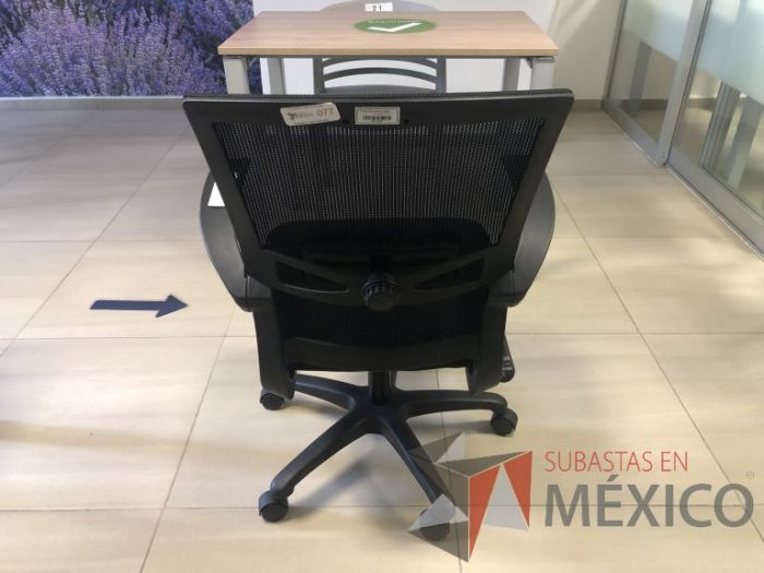 Lote 013 - Silla operativa con ruedas, descansabrazos, respaldo en malla y asiento - Imagen 3