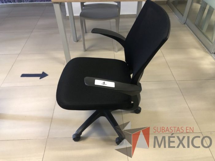 Lote 013 - Silla operativa con ruedas, descansabrazos, respaldo en malla y asiento - Imagen 2