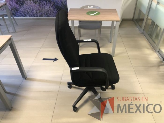 Lote 015 - Silla ejecutiva con ruedas, descansabrazos, asiento y respaldo alto - Imagen 3