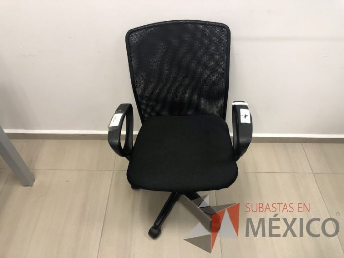 Lote 028 - Silla operativa con ruedas, descansabrazos, respaldo en malla y asiento - Imagen 3