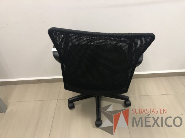 Lote 028 - Silla operativa con ruedas, descansabrazos, respaldo en malla y asiento - Imagen 5